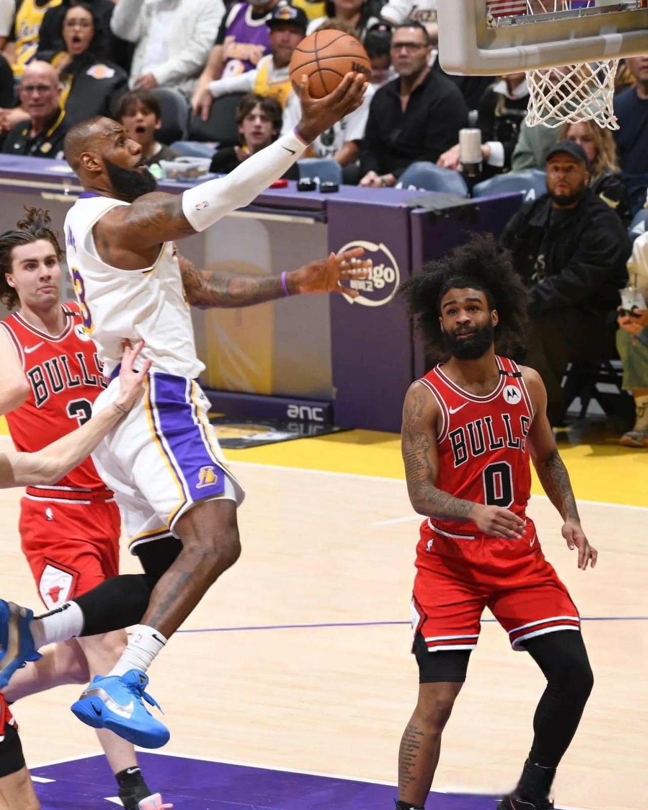 九游体育-詹姆斯迎来十二赛季出色发挥，公牛观众热烈欢呼！-九游体育